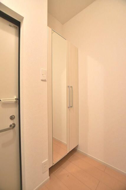 レフィナードソメイＢ棟のエントランス