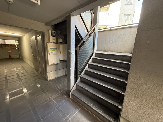 プチハイツ服部のエントランス