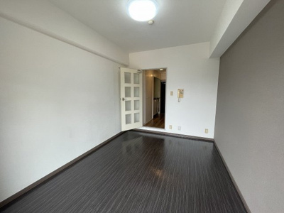 【居間・リビング】 | リアライズ西淡路 | 明るい洋室です