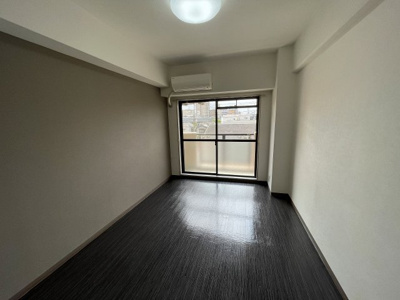 【寝室】 | リアライズ西淡路 | 広い洋室です