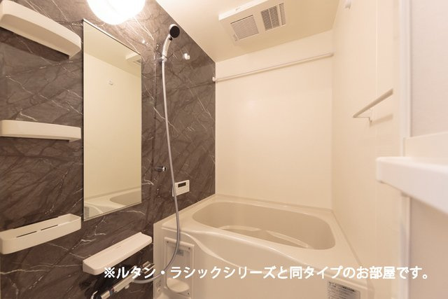 ヒュッゲ　ハウス　Ｂ棟の浴室