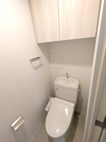 Urbanex日本橋馬喰町Ⅱのトイレ|洗面室と独立した温水洗浄便座です