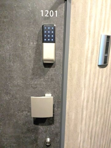 Urbanex日本橋馬喰町Ⅱの設備|お部屋の玄関は電子キーとディンプルキーのダブルロックセキュリティです