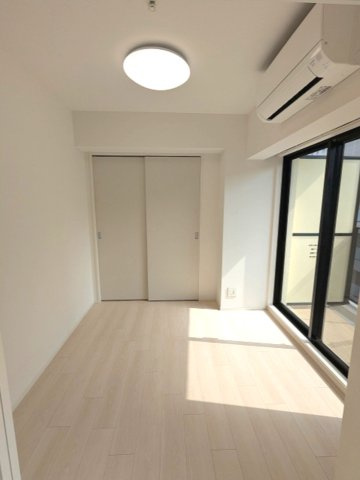 Urbanex日本橋馬喰町Ⅱのバルコニー|4帖洋室、上層階は日当たり良好です、インターネット無料、リビングと各洋室にエアコン・照明付きです