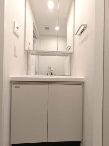 Urbanex日本橋馬喰町Ⅱの洗面所|トイレと独立した2面鏡付ハンドシャワー付洗面台です
