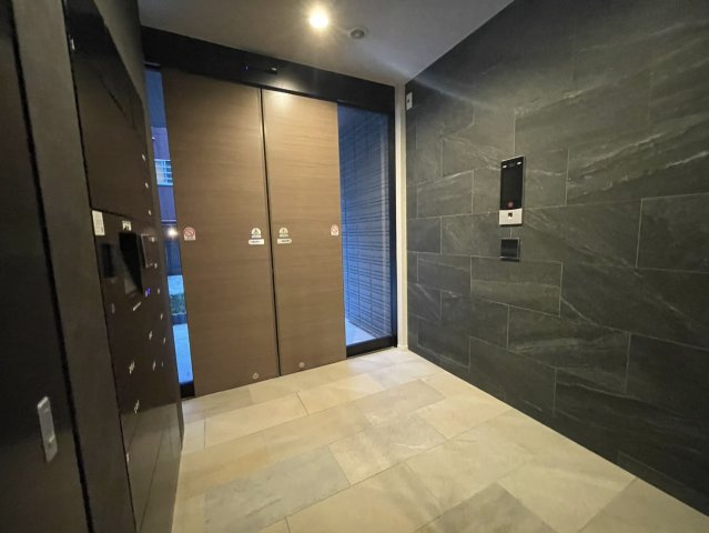 Ｃｈｌｏｅ　Ｗｅｓｔのエントランス