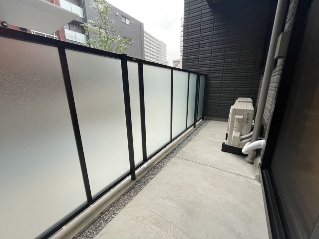 Ｃｈｌｏｅ　Ｗｅｓｔのバルコニー