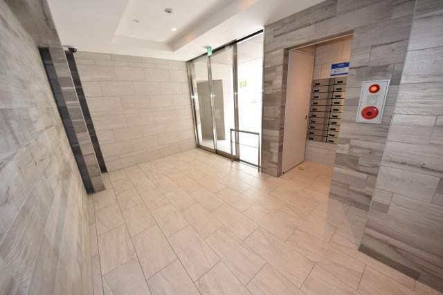 ブルー・エ・グリ上町台のエントランス