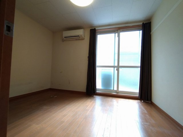 レオパレス虹の居間・リビング|2階は絨毯仕様です。