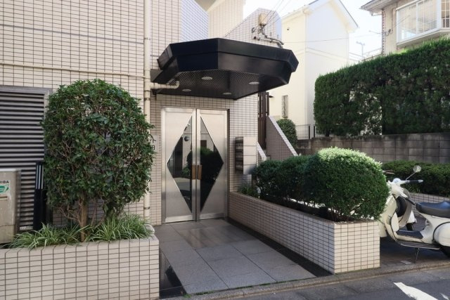 フロント新代田のエントランス