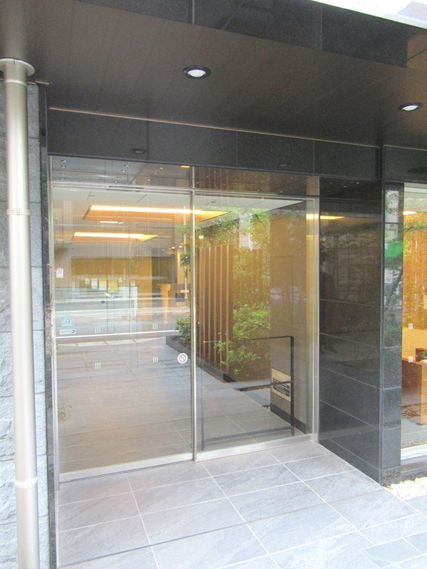 プレサンスジェネ浅草WESTのエントランス