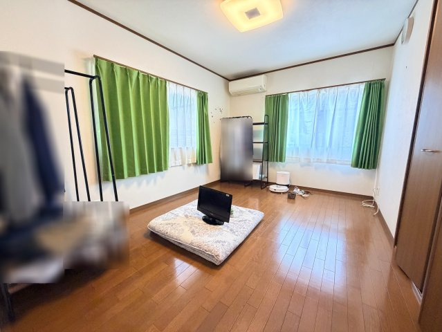 【洋室】 | 音戸町波多見5丁目のキレイな中古戸建て！ | 2階約7.4帖の洋室です。