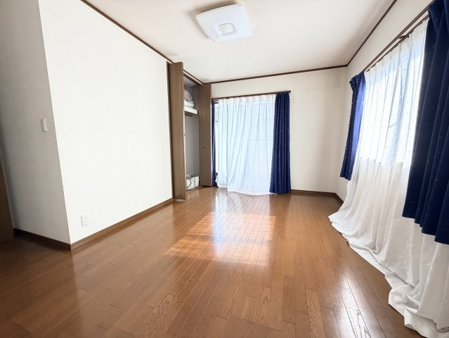 【洋室】 | 音戸町波多見5丁目のキレイな中古戸建て！ | 2階約8帖の洋室です。
