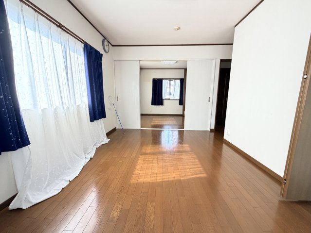 【洋室】 | 音戸町波多見5丁目のキレイな中古戸建て！ | 2階約8帖の洋室と約5.6帖洋室は続き間として利用できます。