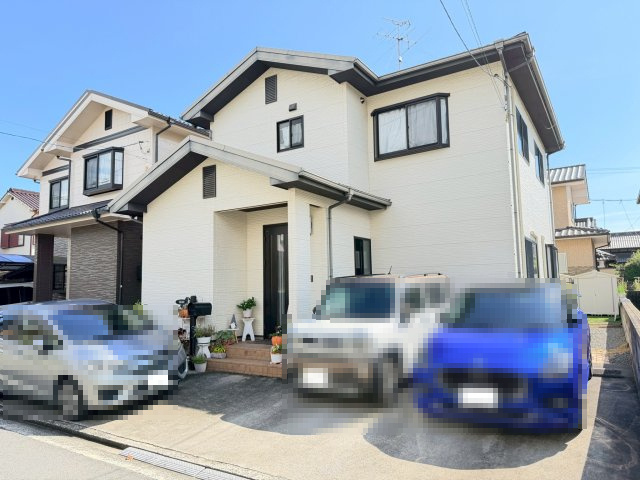 【外観】 | 音戸町波多見5丁目のキレイな中古戸建て！ | きれいな外観です。車種により3台駐車できるので、来客時にも十分対応できます。