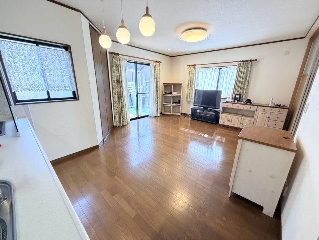 【居間・リビング】 | 音戸町波多見5丁目のキレイな中古戸建て！ | 約17.3帖のリビングです。ソファを置いてもゆったりとしています。また和室の続き間があるので、広びろ使えますよ！