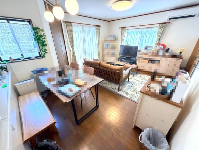 【居間・リビング】 | 音戸町波多見5丁目のキレイな中古戸建て！ | 約17.3帖のリビングです。ソファを置いてもゆったりとしています。また和室の続き間があるので、広びろ使えますよ！