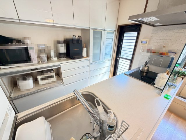 【キッチン】 | 音戸町波多見5丁目のキレイな中古戸建て！ | カウンターキッチンで、背面には収納充実した棚があります。
＊電子レンジなどの家電品は付属しません。