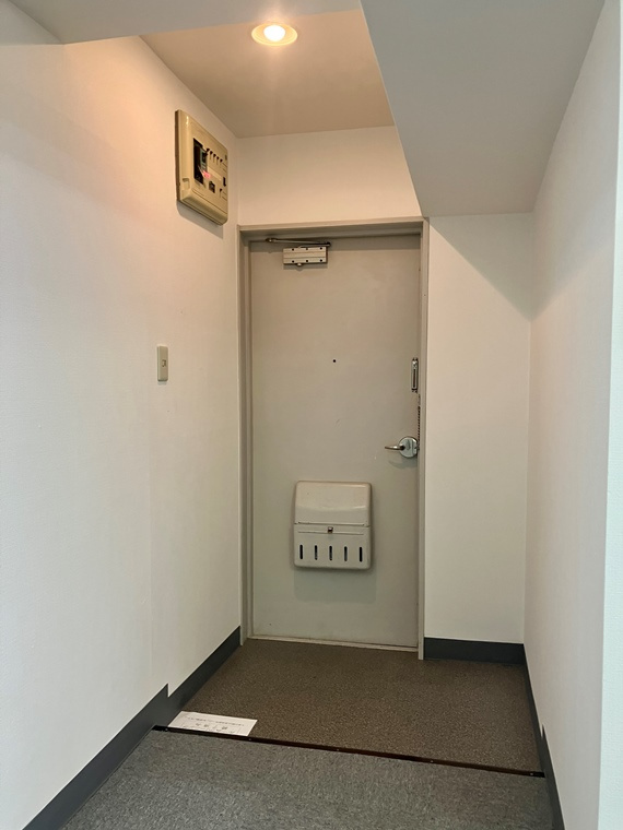 芝マンションの玄関