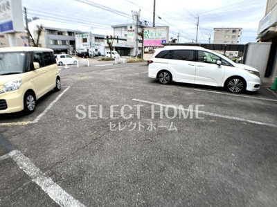 【駐車場】 | アイニーズビル | 駐車場があるので、車を買う予定の方も安心です