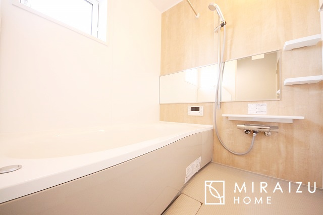 【浴室】 | お子さんとわいわいと楽しいバスタイムもよし、一人でゆったりと入るのもよし、浴室換気乾燥機付きのユニットバス。お洗濯物を干せるだけでなく、カビ防止にもなります。