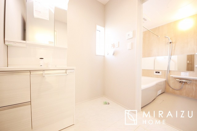 【独立洗面台】 | 洗濯機置き場、脱衣スペースもしっかりと確保されている洗面室。
水回りが集結した間取りなので、お料理やお洗濯物、お掃除の同時進行も可能です。