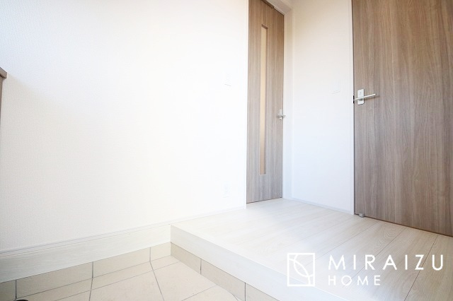 【玄関】 | 永く住むからこそシンプルで飽きのこないデザインに。ただいま、おかえりの温かな声が聞こえる玄関。