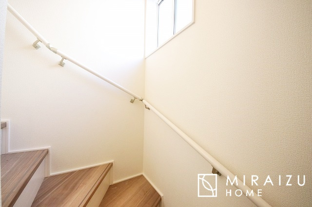 【内装】 | 安全性に配慮した手すり、清潔感や明るい陽光を取り入れてくれる窓がある階段。LED照明付きでお財布にもやさしいつくり。