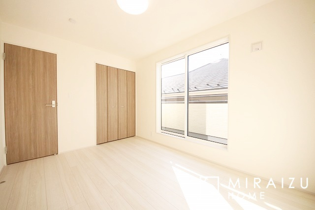 【洋室】 | 暮らしやすさを考えたプランで快適な現地ロケーションを実現。安らぎに満たされる、ゆとりのある日々を過ごせます♪