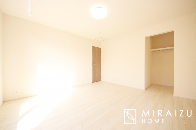 【寝室】 | 日当たりの良いお家は嬉しいですよね。それぞれ価値観が分かれる箇所です、実際に内覧して日当たりの心地よさをご体感下さいね♪