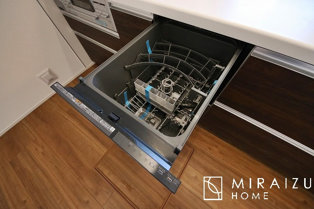 【その他】 | 食洗器付きのキッチンです。忙しい奥様の家事を助ける、なくてはならない嬉しい設備ですよね。食洗器は手荒れの心配もなく、油汚れも高温でスッキリ落ちるので、お片付けも苦にならないメリットがございます。