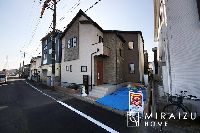 【前面道路含む現地写真】 | 日当たりの良いお家は嬉しいですよね。それぞれ価値観が分かれる箇所です、実際に内覧して日当たりの心地よさをご体感下さいね♪