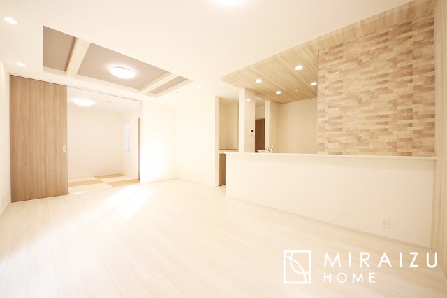 【居間・リビング】 | お子さんが宿題をしたり、ちょっとした作業もできる、家族みんながそれぞれの時間を過ごせるリビングです。