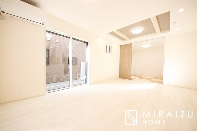 【居間・リビング】 | 食事を取るスペースもリラックスしてくつろげるスペースもお子さんが勉強するスペースも兼ね備えたリビングダイニング。