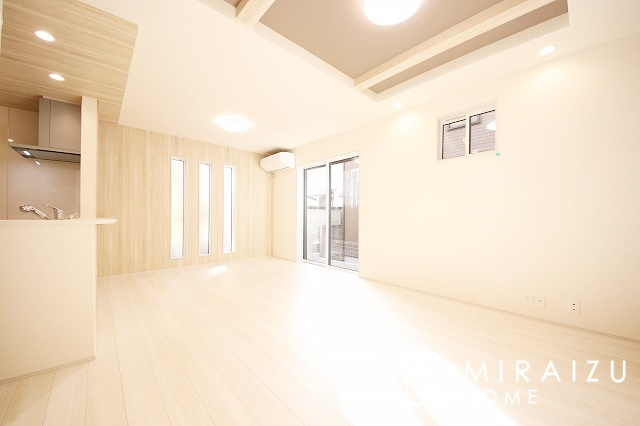 【居間・リビング】 | 窓が多いと温かな太陽の光と心地いい風が室内へと入ります。家族が集まるリビングは明るく過ごしやすいつくりです。窓が多いお家は住みやすい証です。