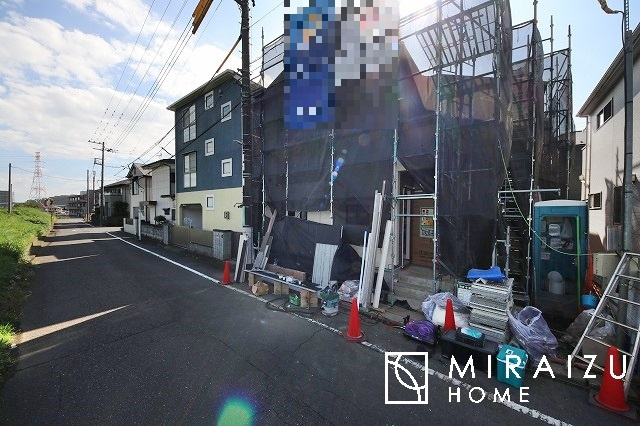 【前面道路含む現地写真】 | 贅沢な暮らしにぴったり設備が魅力♪家事導線の良い水回りで毎日綺麗家事もラクラク♪早朝、夜間問わず現地見学＆周辺環境ご案内致します♪