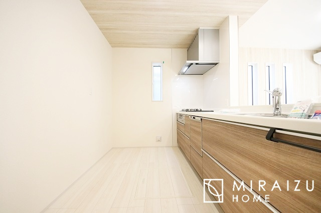 【キッチン】 | 収納に様々な工夫がされていて出しやすく片付けやすい、散らかりにくいキッチンになっています！人工大理石の天板や深型シンクなど、デザイン性と機能性を兼ね備えているので見せたいキッチンになっています。