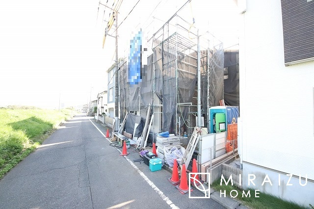 【外観】 | 青く澄み渡った綺麗な空と、陽の光をたっぷりと受ける、そんな新築住宅で新生活をスタートしてみませんか？見学・ご相談等、ミライズホーム(株)までお気軽にご連絡下さい♪