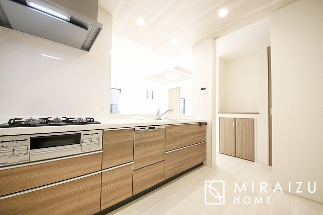 【キッチン】 | 広々としたキッチンは大きな深型シンク、3口コンロ、換気扇、大きなお鍋から小物まで取り出しやすさを考えられた引き出し収納の付いたシステムキッチンです。