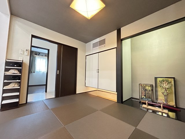 暮らしやすさと格調を両立するプレミア邸宅　熊本県熊本市北区龍田の和室|シックな和室は床の間と収納付きで実用的。収納下の空間が奥行きの広がりを演出しています♪