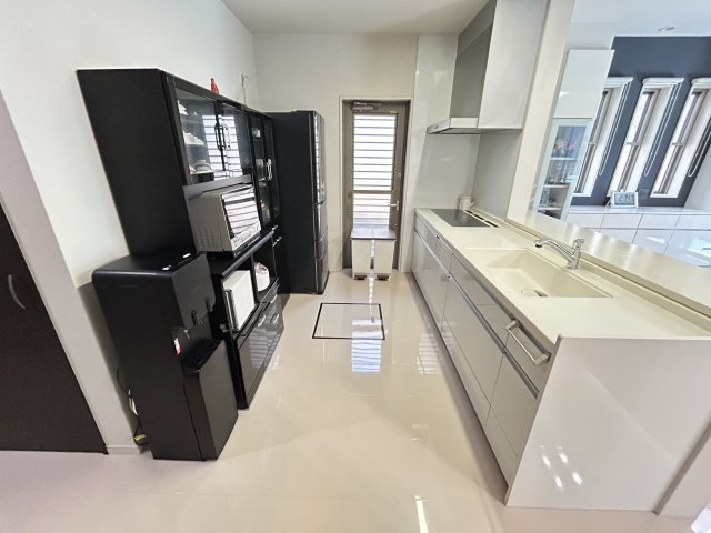 暮らしやすさと格調を両立するプレミア邸宅　熊本県熊本市北区龍田のキッチン|キッチンエリアは2人が並んで入っても余裕の広さ。床下収納のは驚きの機能性♪