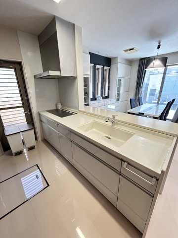 暮らしやすさと格調を両立するプレミア邸宅　熊本県熊本市北区龍田のキッチン|人造大理石のキッチントップ。食洗器や水切りラックを置けるスペースあり。キレイに維持されています♪