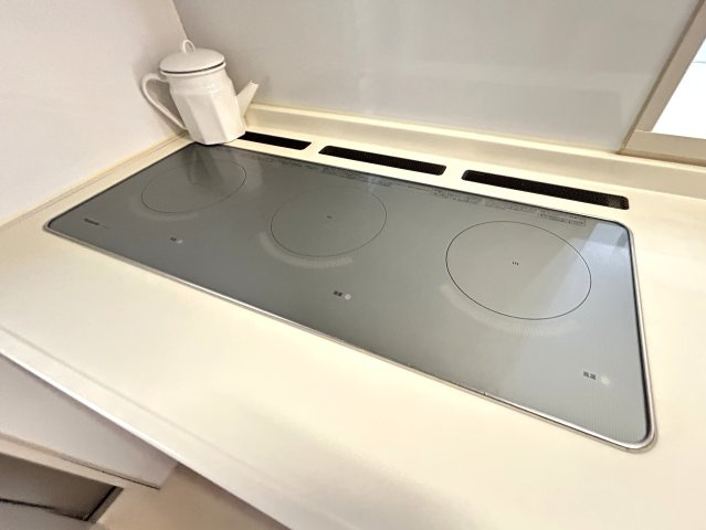 暮らしやすさと格調を両立するプレミア邸宅　熊本県熊本市北区龍田のキッチン|直径24㎝の鍋が３つ横並びにおけるIHクッキングヒーター仕様で、料理の能率が爆上がりします！