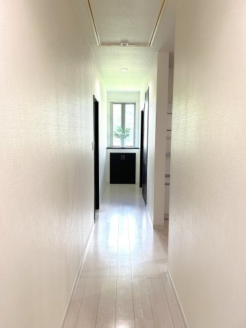 暮らしやすさと格調を両立するプレミア邸宅　熊本県熊本市北区龍田のその他共用部分|幅広く造られた廊下は圧迫感を感じません。回遊動線で各部屋/水回りへ快適アクセス♪