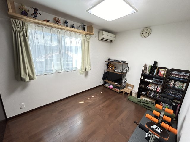 暮らしやすさと格調を両立するプレミア邸宅　熊本県熊本市北区龍田の洋室|同じ設計の洋室が２部屋。3枚スライド扉の大容量収納を備えています。