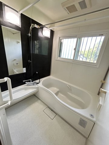 暮らしやすさと格調を両立するプレミア邸宅　熊本県熊本市北区龍田の浴室|"広々浴室には、二重サッシの断熱が効いた窓があり明るくキレイ。ついつい昼間に入浴したくなりそうです♪