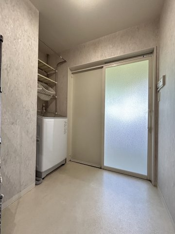 暮らしやすさと格調を両立するプレミア邸宅　熊本県熊本市北区龍田の脱衣所|脱衣所には作りつけの棚はなく、好きな収納や棚をレイアウトできます。