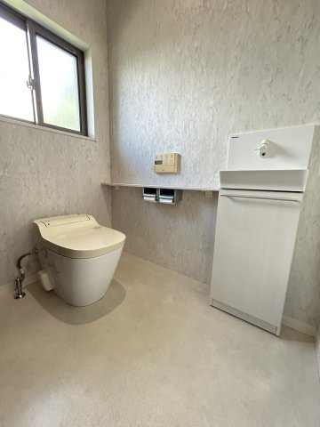 暮らしやすさと格調を両立するプレミア邸宅　熊本県熊本市北区龍田のトイレ|お店のように広くスタイリッシュなトイレ。明るく清潔な空間が維持されています。