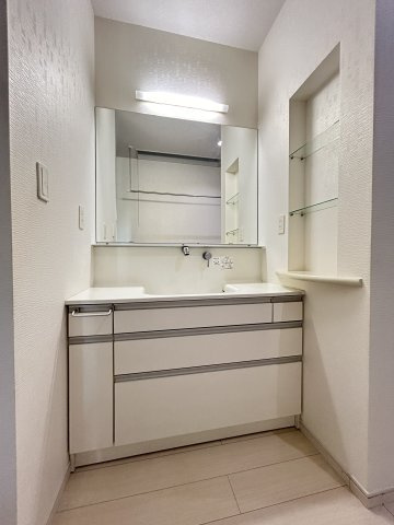 暮らしやすさと格調を両立するプレミア邸宅　熊本県熊本市北区龍田の独立洗面台|収納豊富な独立 洗面化粧台で朝の身支度も快適に整います♪