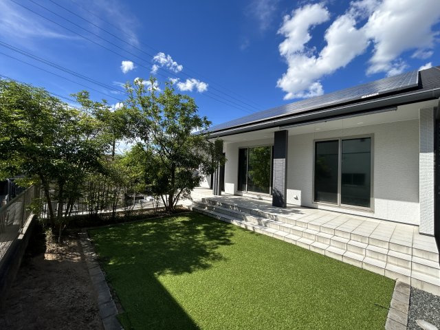 暮らしやすさと格調を両立するプレミア邸宅　熊本県熊本市北区龍田の外観|青空に映え優雅さを感じる美邸。手入れが行き届いたお庭とテラスで”彩”ある日常を。